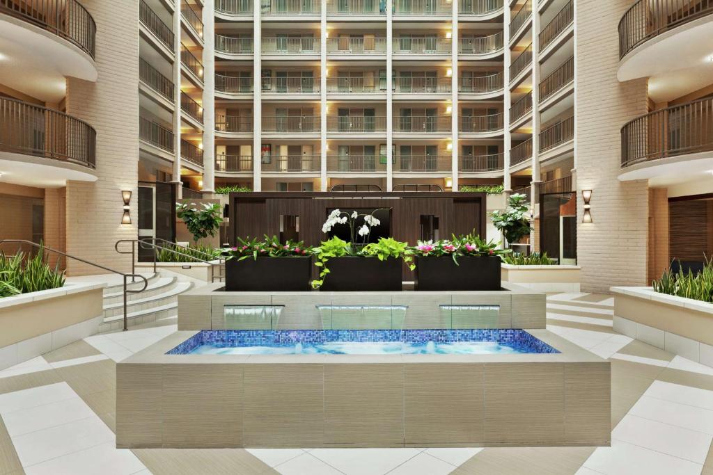 阿卡迪亚Embassy Suites by Hilton Arcadia-Pasadena Area的酒店大堂设有热水浴缸和一座大型建筑