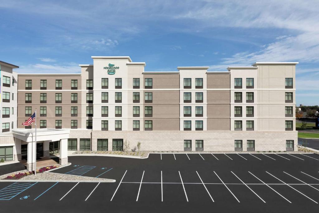 奥尔巴尼Homewood Suites by Hilton Albany Crossgates Mall的享有酒店外景,设有停车场