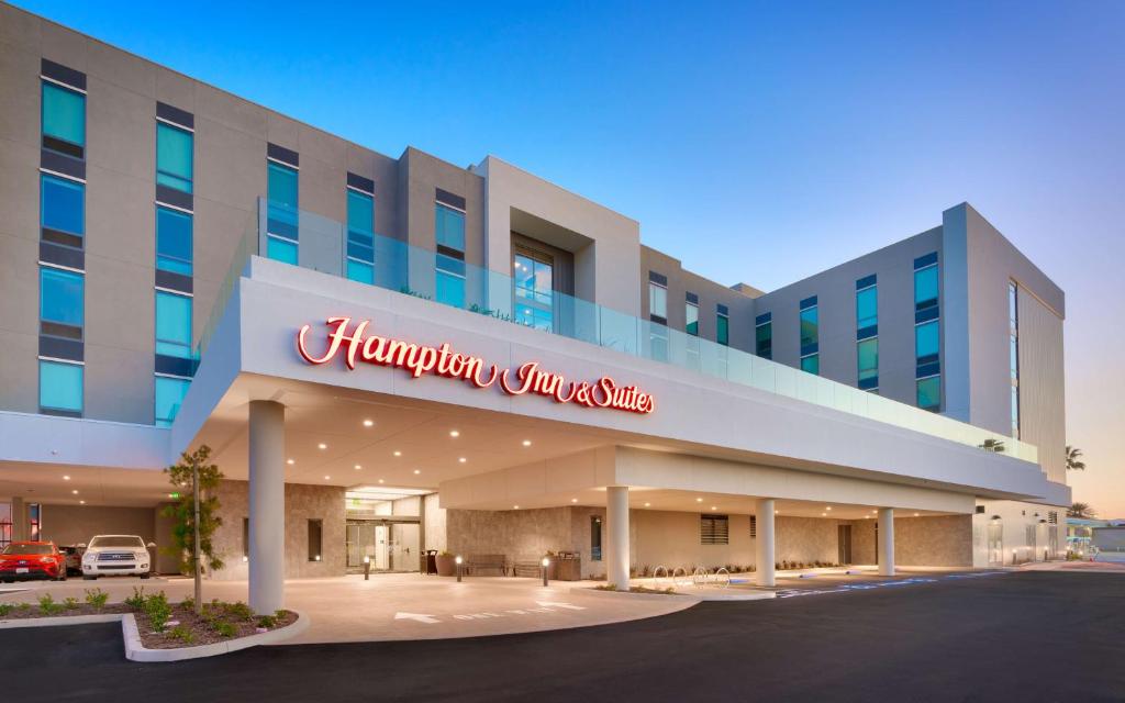 安纳海姆Hampton Inn & Suites Anaheim Resort Convention Center的一座医院大楼,上面有读书的标志,使你的服务受到影响