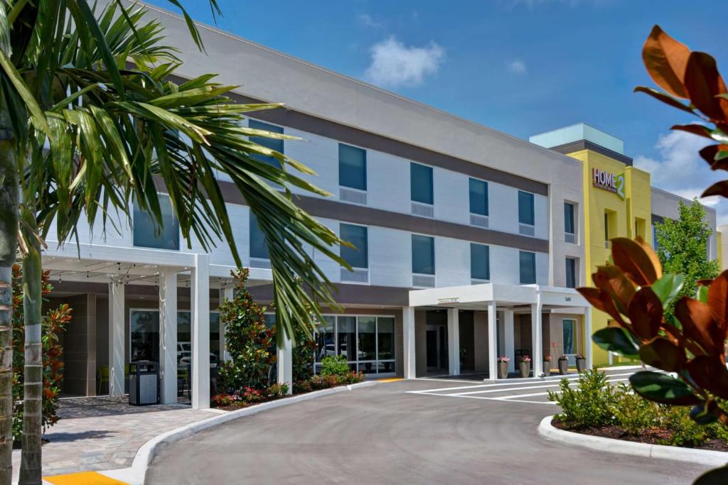 那不勒斯Home2 Suites By Hilton Naples I-75 Pine Ridge Road的医院大楼前方的 ⁇ 染