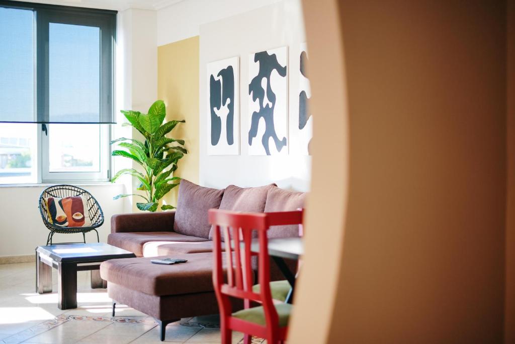 地拉那ApartHotel Toptani Center View的客厅配有沙发和椅子