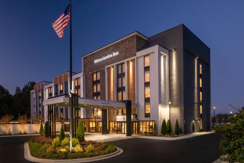 阿什维尔Hilton Garden Inn Asheville South的曼尼阿波利斯汉普顿套房 ⁇ 染酒店