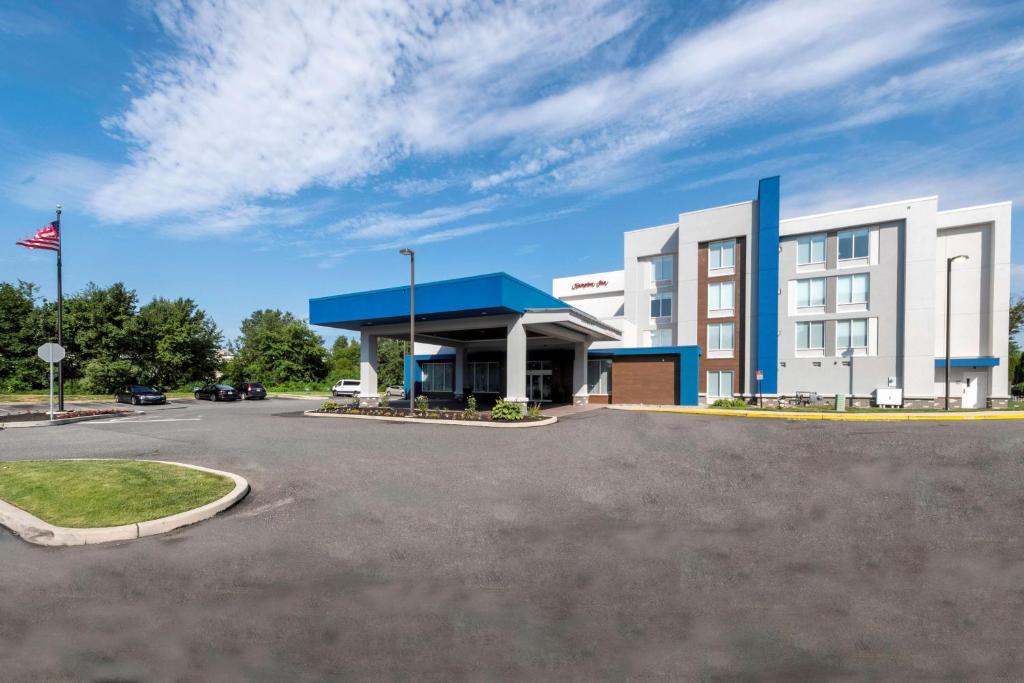 斯韦兹伯勒Hampton Inn Swedesboro Philadelphia的前面有一个停车位的酒店