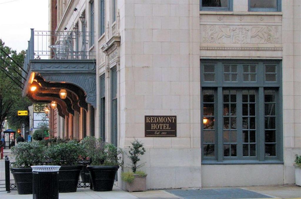 伯明翰Redmont Hotel Birmingham - Curio Collection by Hilton的建筑的侧面有标志
