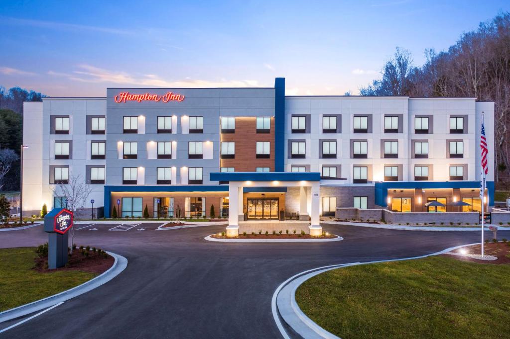 Ashland CityHampton Inn Ashland City, Tn的建筑的 ⁇ 染