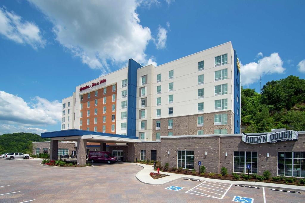 纳什维尔Hampton Inn & Suites by Hilton Nashville North Skyline的酒店大楼前面设有停车场