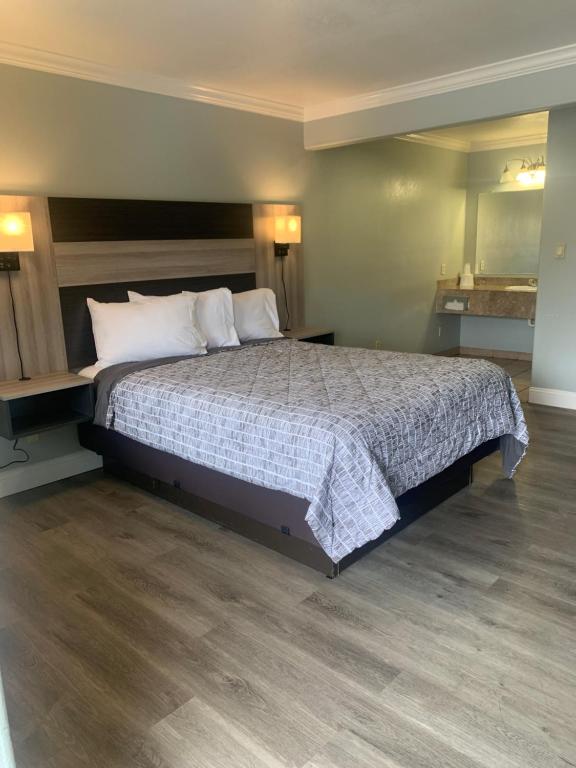 蒙特雷蒙特利海滨旅馆的卧室配有带白色枕头的大床