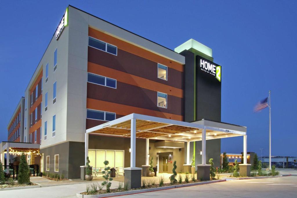 亚瑟港Home2 Suites By Hilton Port Arthur的前面有标志的酒店