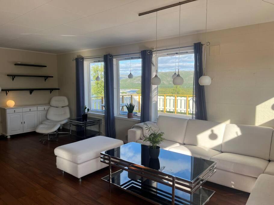 阿尔塔Hus med utsikt over Alta elva的客厅配有白色的沙发和桌子