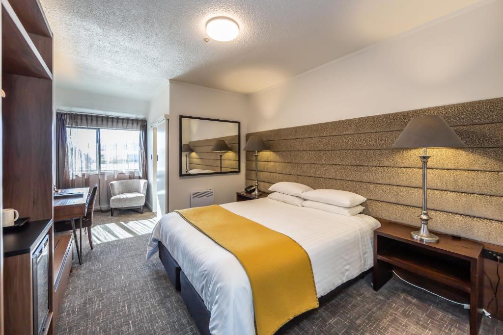 格雷默斯格雷茅斯阿什利酒店的酒店客房设有一张大床和一张书桌。