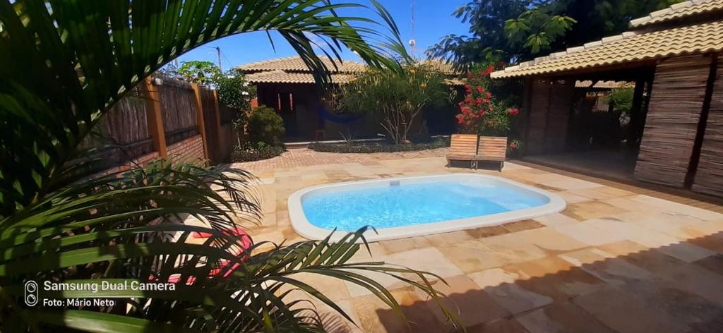 巴拉格兰德Vila Flamboyant的一座带房子的庭院内的游泳池