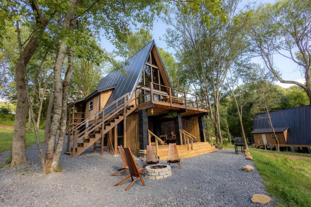 科斯比Valhalla Cabins AFrames with hot tubs的木质大木屋,带甲板