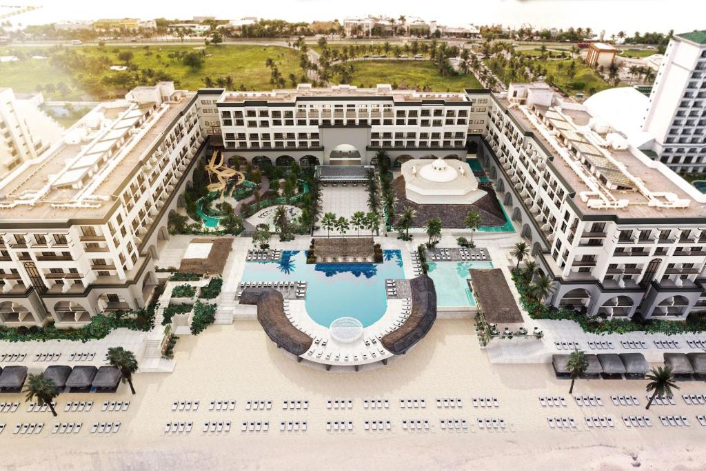 坎昆Marriott Cancun, An All-Inclusive Resort的享有带游泳池的度假村的空中景致