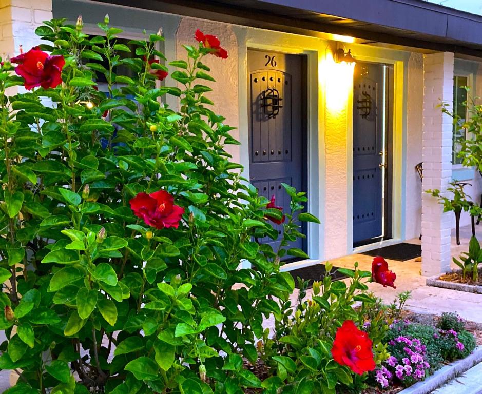 克里斯特尔里弗Retreat at Crystal Manatee的两扇蓝色门和一丛红花的房子