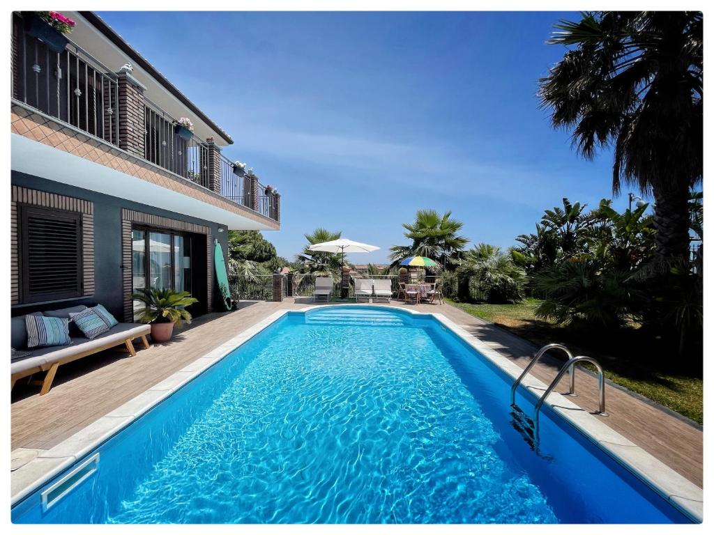 马斯卡卢恰Etna Pool Jacuzzi Villa -Sea view & Mt Etnaa的房屋前的游泳池