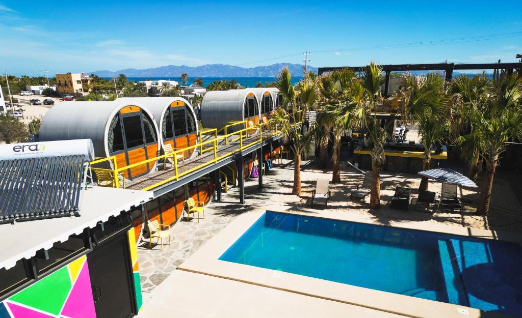 La VentanaChangoMango的一座带游泳池和屋顶火车的度假胜地
