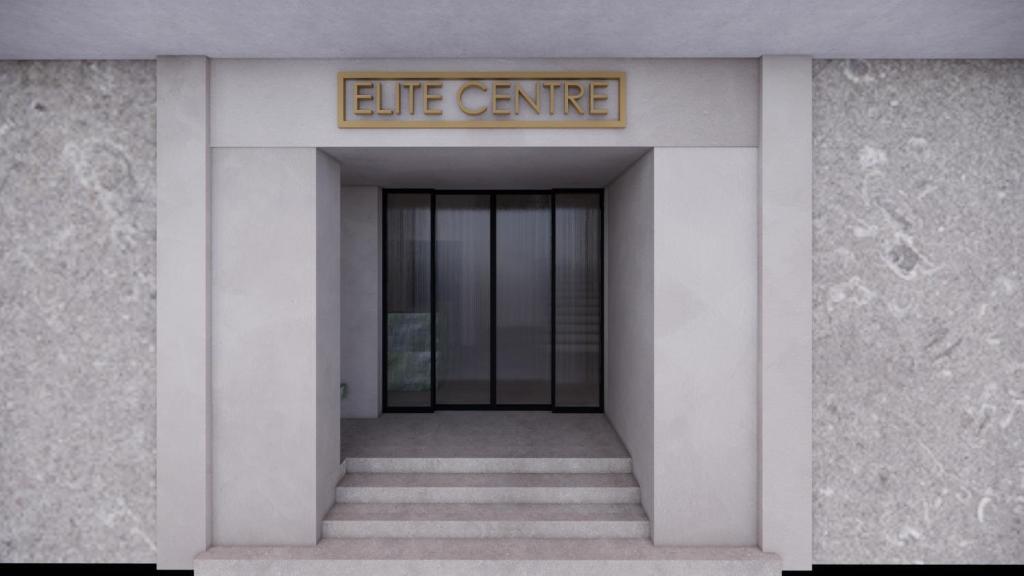 罗德镇Elite Centre的带有生活中心标志的建筑物入口