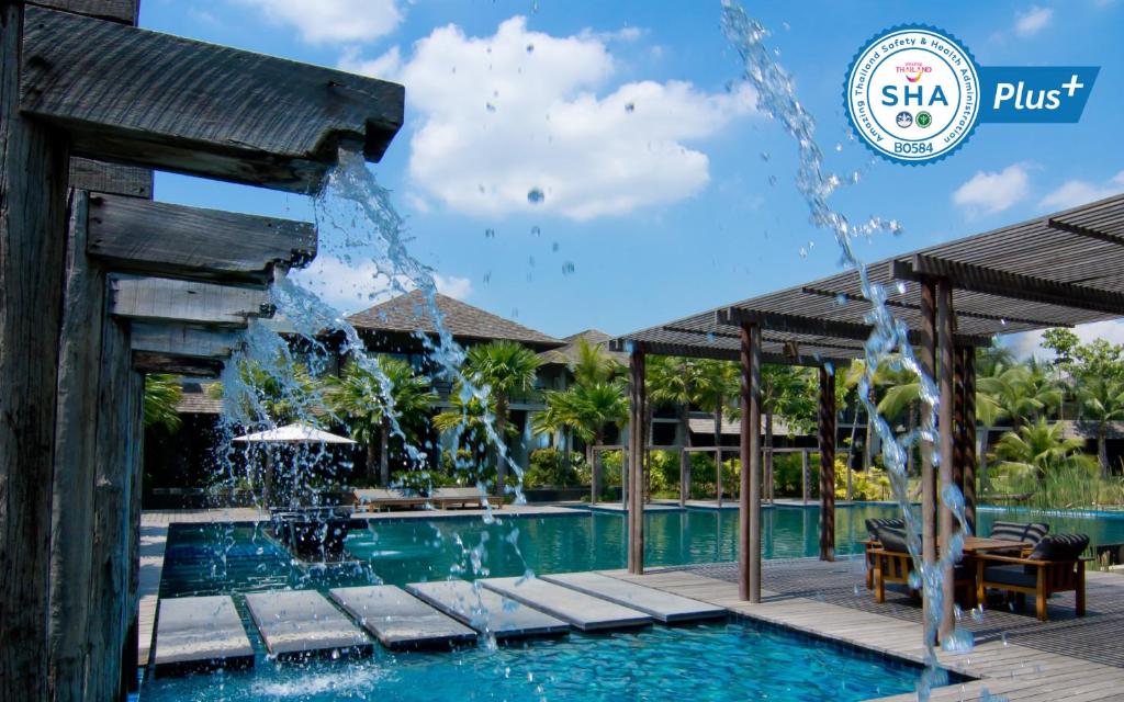 彭世洛帕坦拉Spa度假酒店的度假村的游泳池,设有喷泉