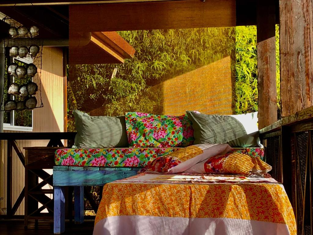 乌图罗阿Fare Mirimiri的床上有五颜六色的毯子