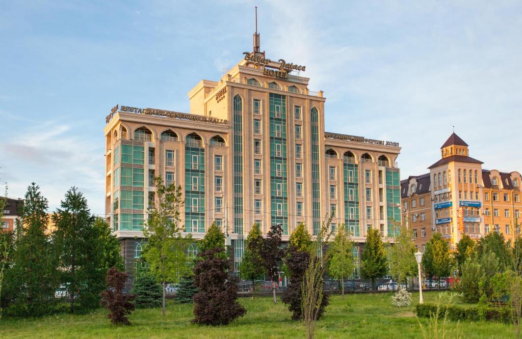 喀山比利亚尔宫酒店的前面有田野的大建筑