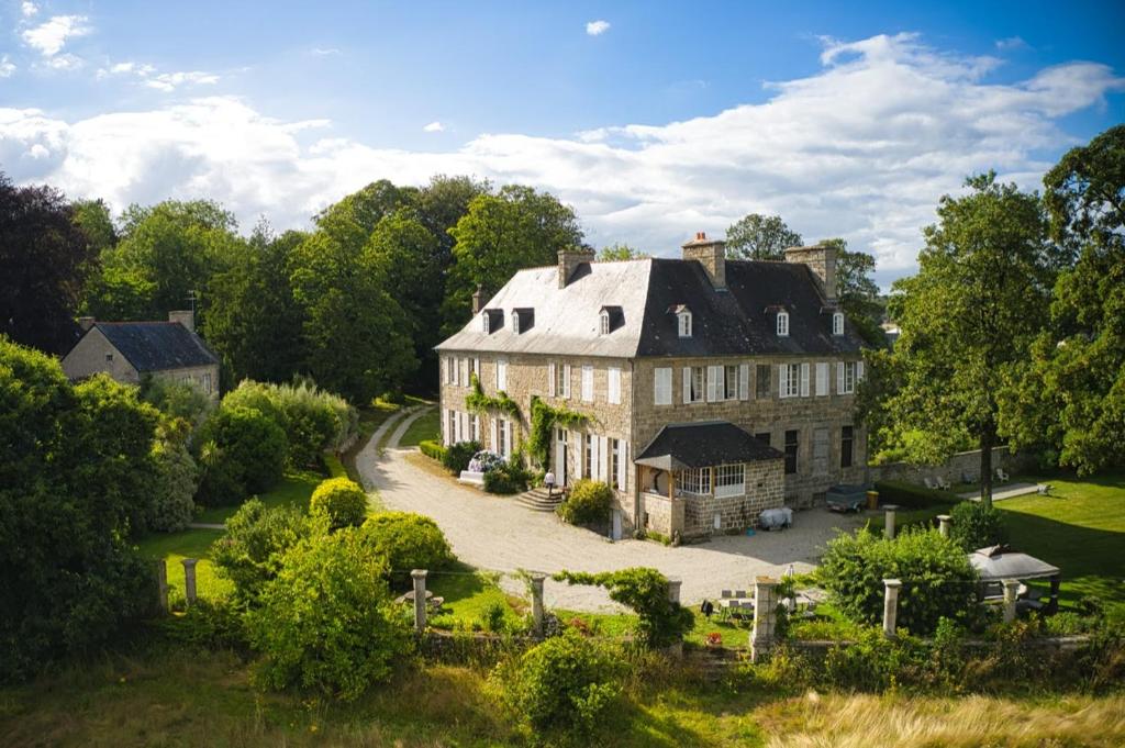 QuintinLes chambres d'hôtes du Manoir de Roz-Maria的拥有带车道的大房子的庄园