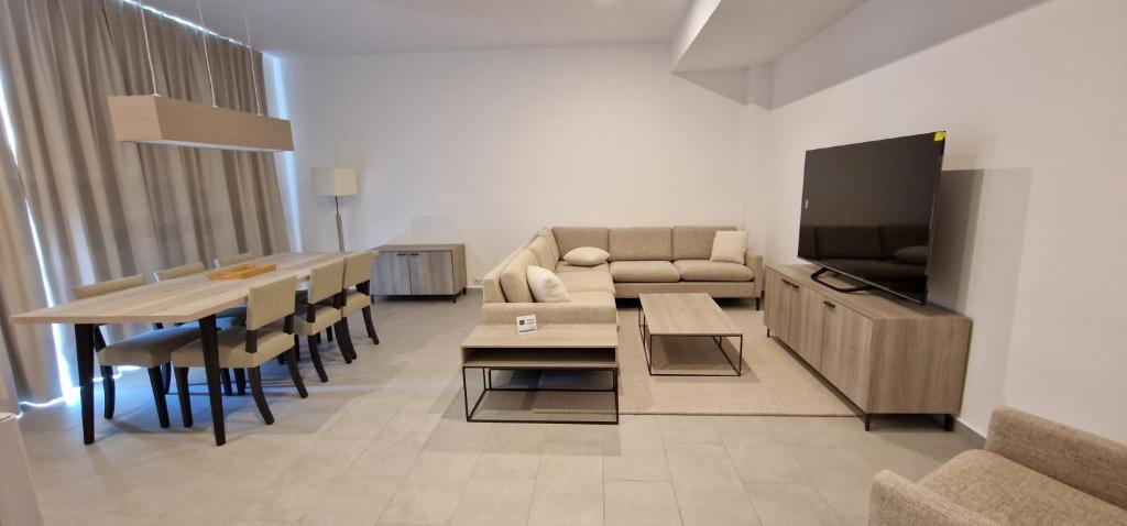 蒂米什瓦拉iComfort Aparthotel的带沙发、桌子和电视的客厅