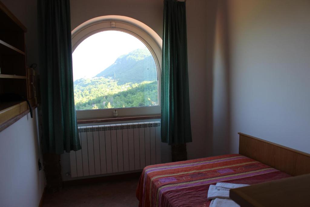 格雷西Greccio Existence Oasi的卧室设有山景窗户
