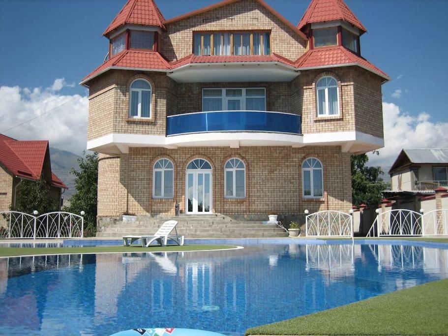 乔尔蓬阿塔Private Luxury Villa - Issyk Kul的一座房子前面设有游泳池