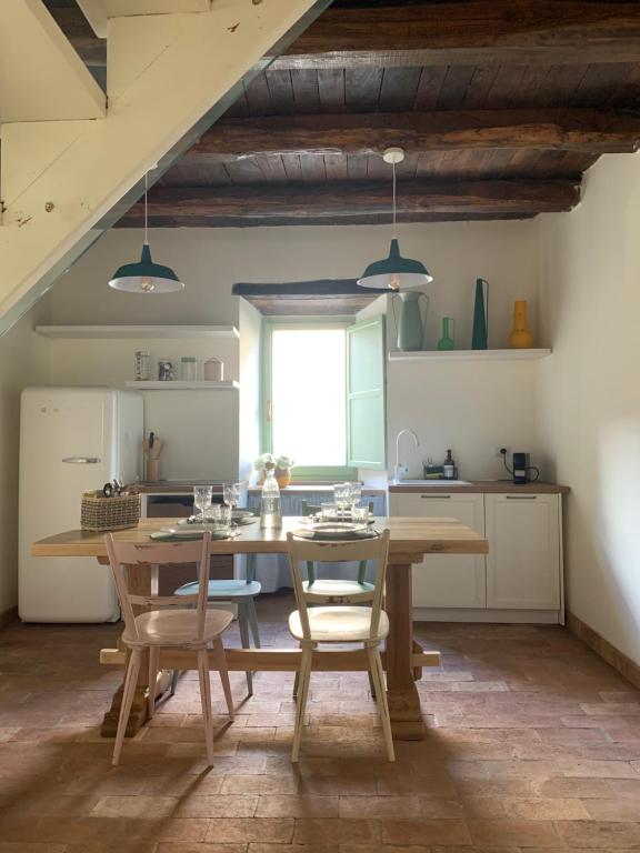 LubrianoCivita Secret Lodge的一间厨房,内设一张木桌和椅子