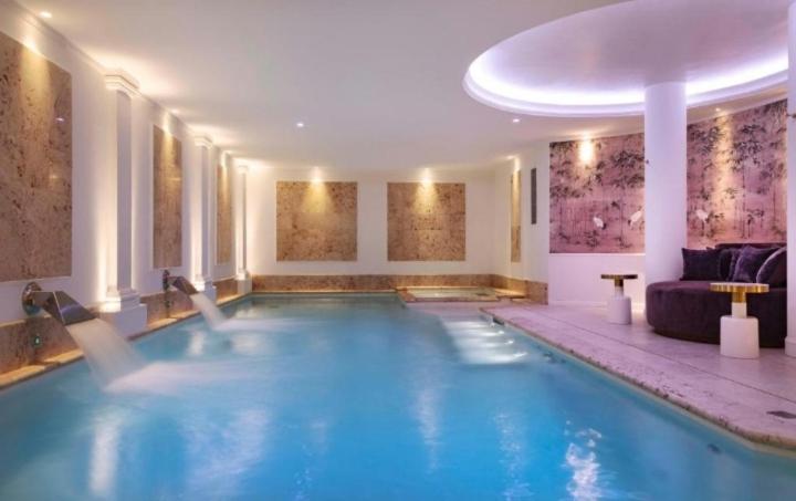 埃斯托利尔HÔTELS &ASPA的在酒店房间的一个大型游泳池