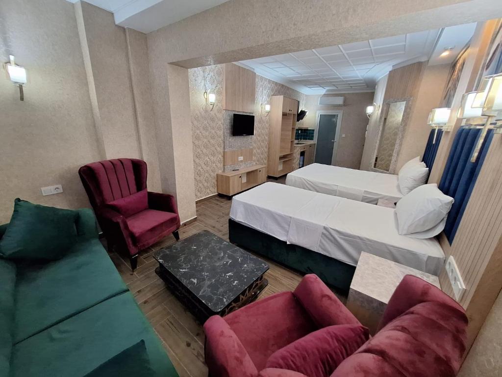 伊斯坦布尔Lords Mansion的酒店客房,配有床和沙发