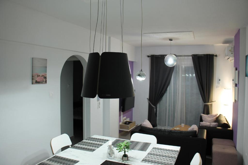 ScalaBeautiful apartment near beach in Larnaca的客厅配有桌子和沙发