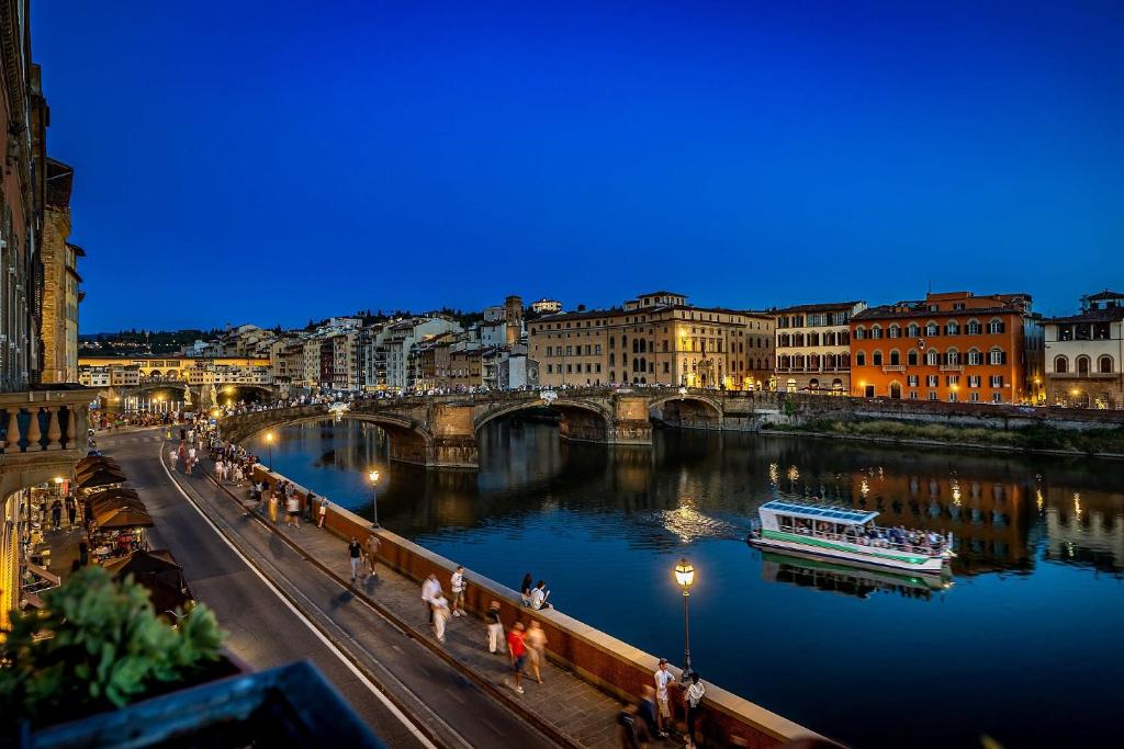 佛罗伦萨Rivalta Hotel - Alfieri Collezione的河上的桥梁,船上的船只