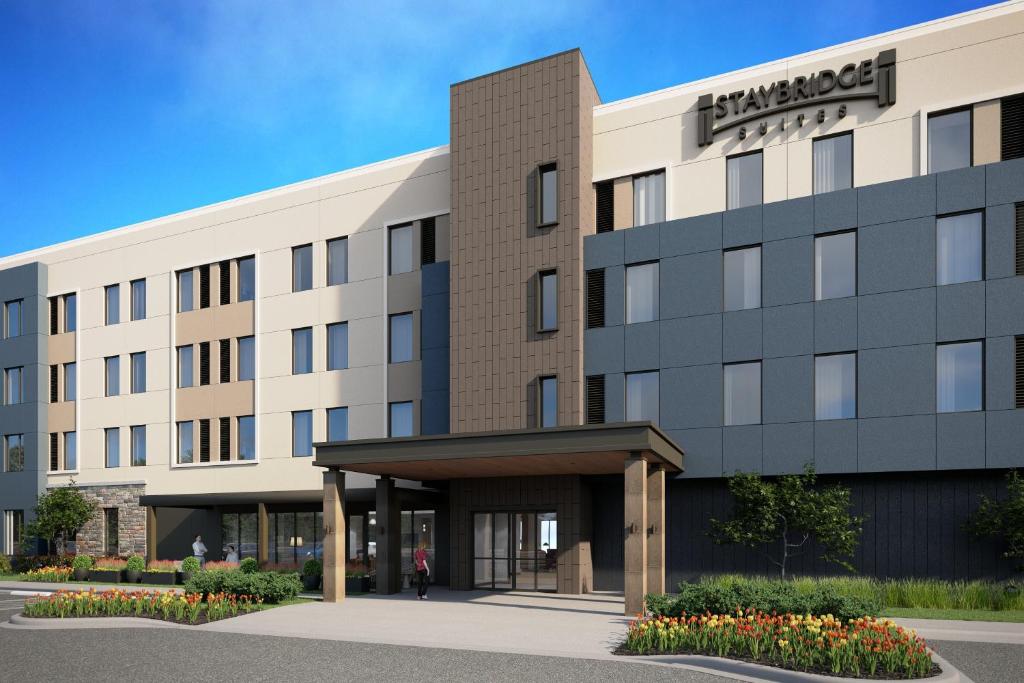 曼特卡Staybridge Suites Manteca, an IHG Hotel的酒店前方的 ⁇ 染