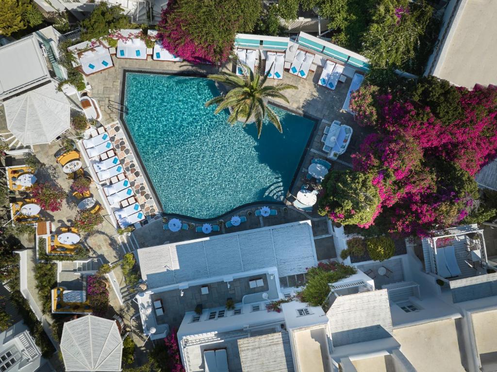 米克诺斯城Belvedere Mykonos - Main Hotel - The Leading Hotels of the World的享有带度假村的游泳池的顶部景致