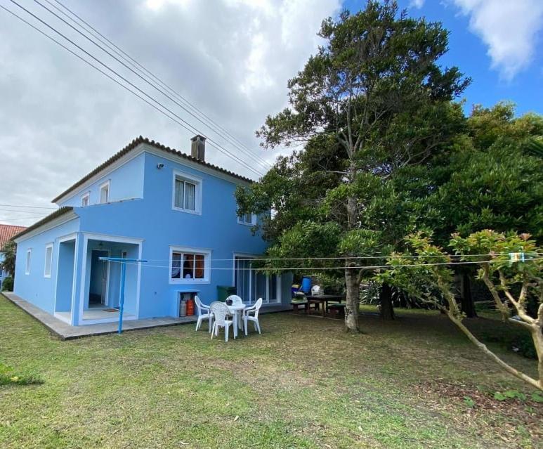 蓬塔德尔加达Quinta das rãs的庭院里带野餐桌的蓝色房子