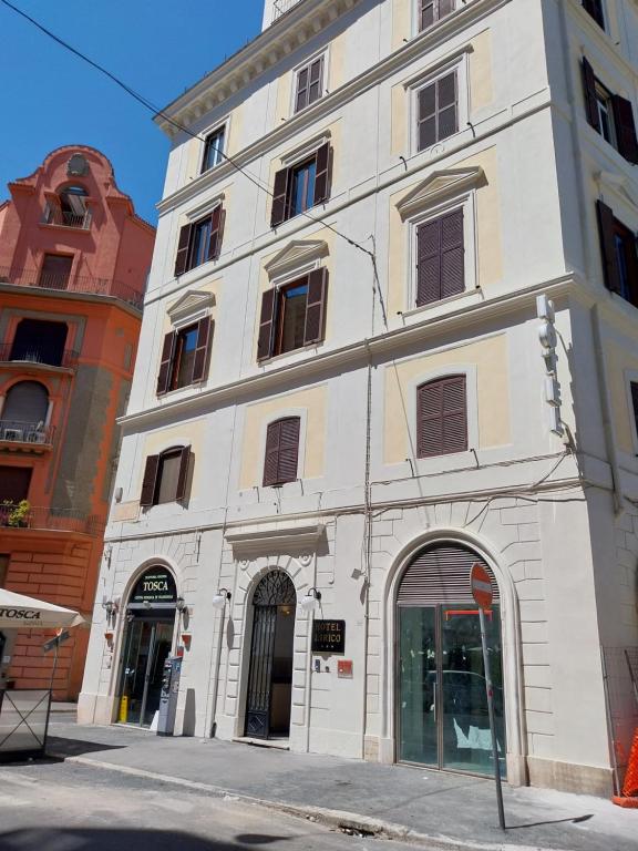 罗马里瑞科酒店的一条城市街道上的白色大建筑