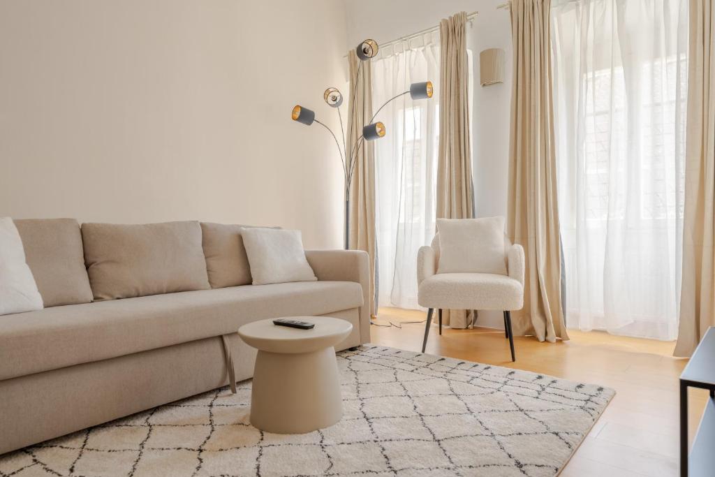 多瑙河畔克雷姆斯Cozy-City Appartement的客厅配有沙发和椅子