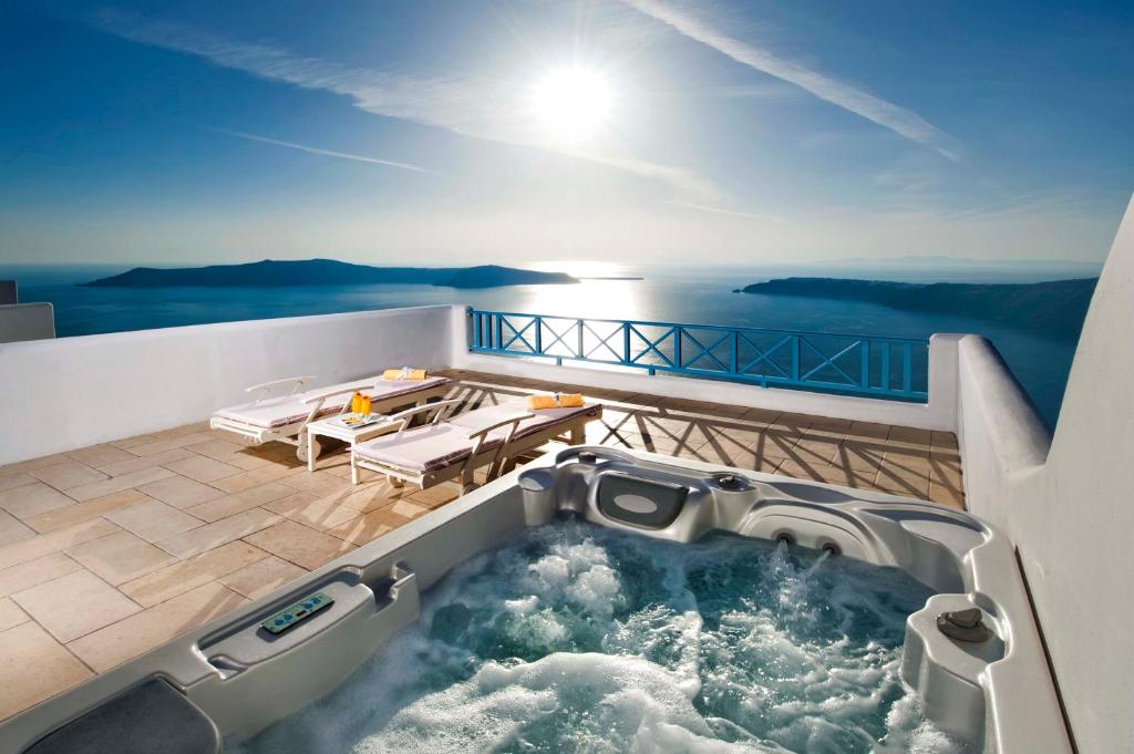 易莫洛林极乐酒店的游艇甲板上的热水浴池