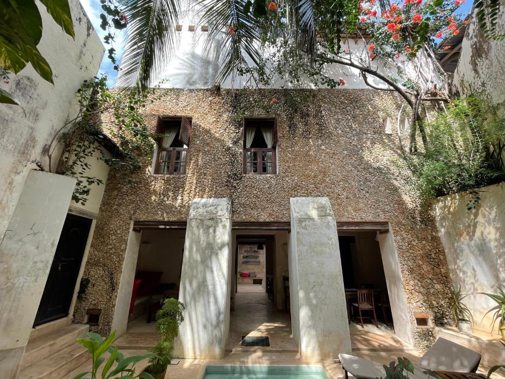 拉穆Authentic Swahili style villa Milele House的前面有两根柱子的建筑