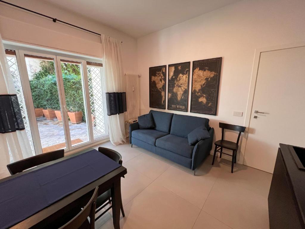 罗马Casetta Celso的客厅配有沙发和桌子