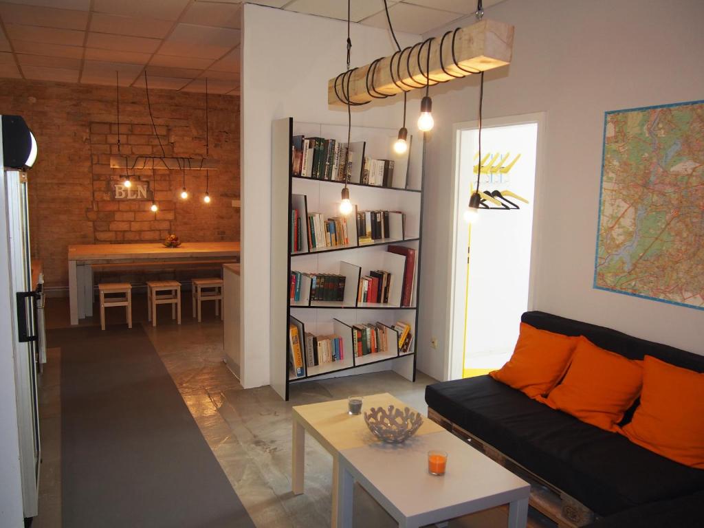 柏林鲍克思61艺术概念公寓旅舍的带沙发和书架的客厅