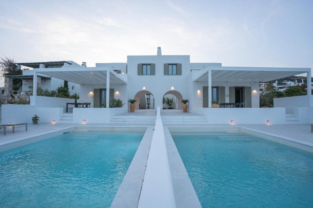 德里奥斯Paros Breeze Luxury Villa的别墅前设有游泳池