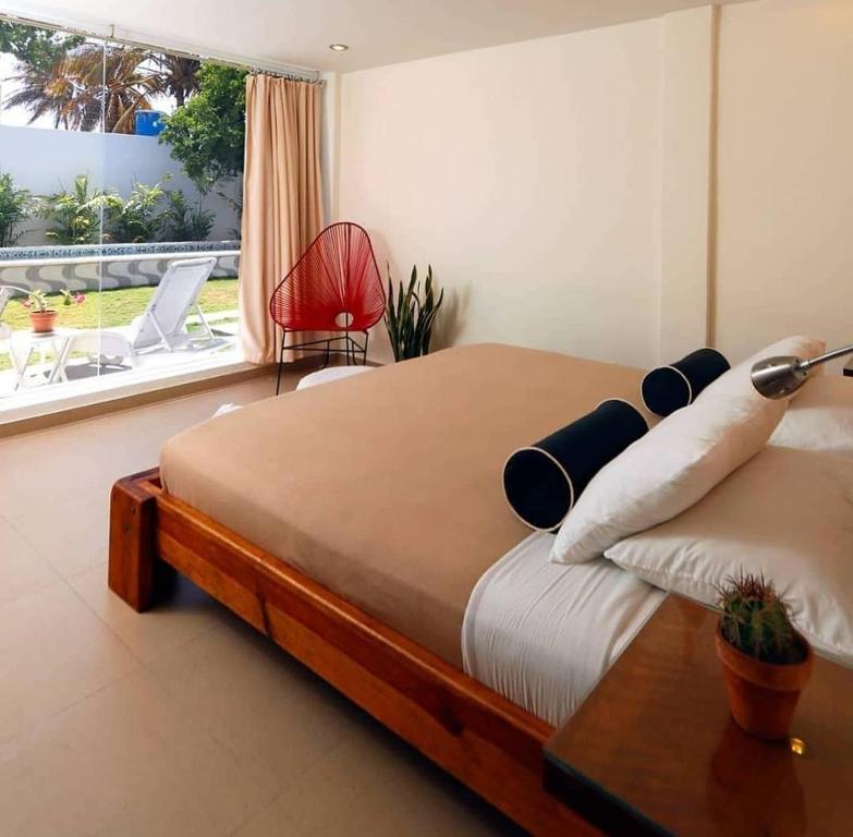 El YaquePosada Buena Vista Beach Club的一间卧室设有一张大床和一个窗户。