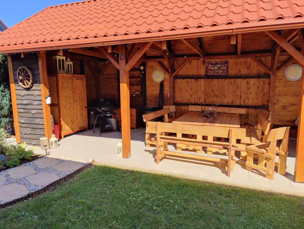 斯皮什新村Nest的一个带桌子和长凳的大型木制凉亭