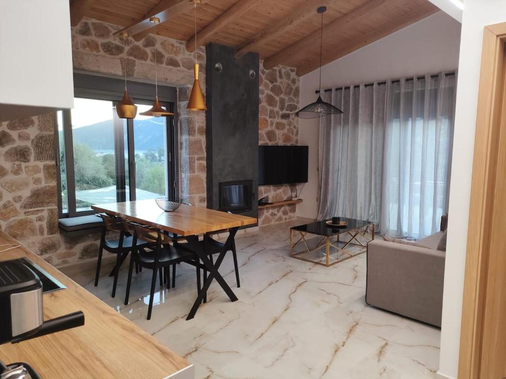 瓦西利基Luxury Villa Serani with Panoramic View的厨房以及带桌子和沙发的客厅。