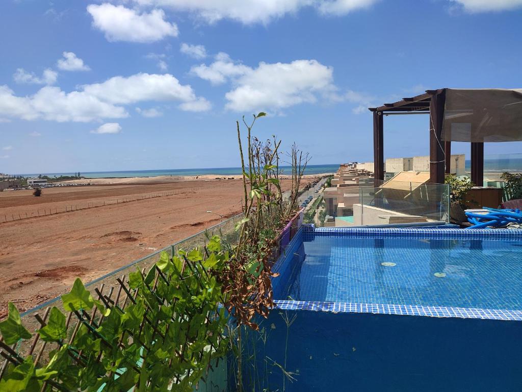 布兹尼盖roof top duplex with solarium的享有海滩景致的游泳池