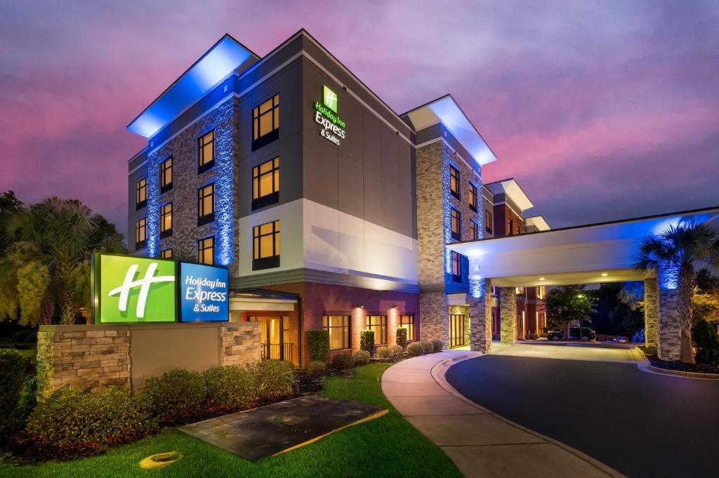 列克星敦Holiday Inn Express & Suites Lexington, an IHG Hotel的酒店前方的 ⁇ 染