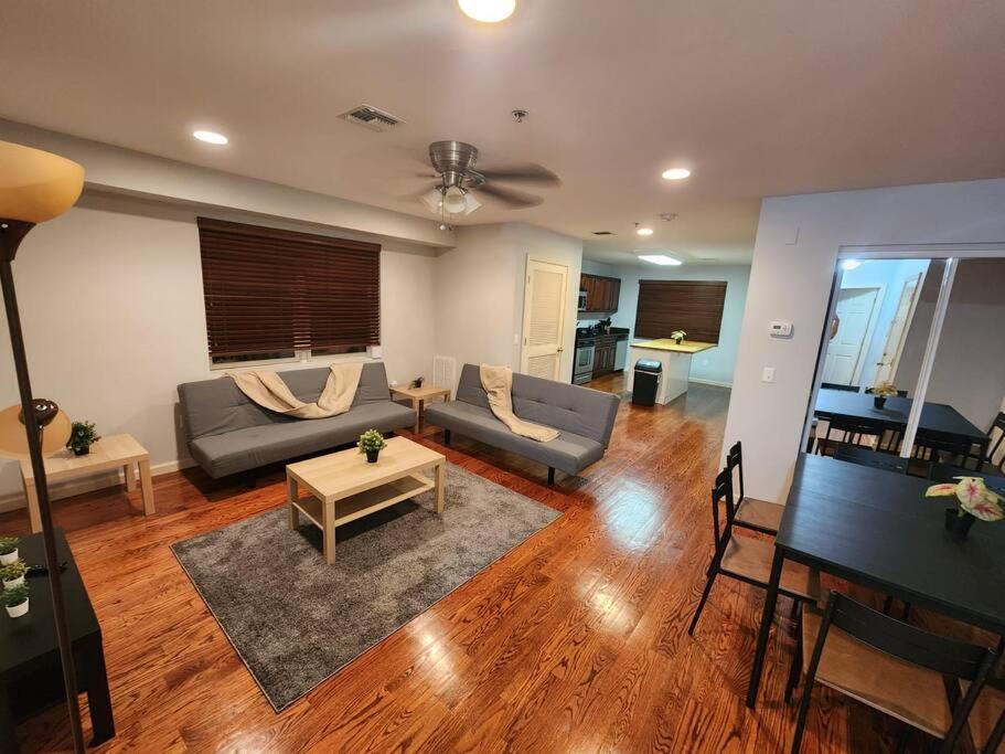 联城Luxury 2 bed apt, mins to NYC!的客厅配有沙发和桌子