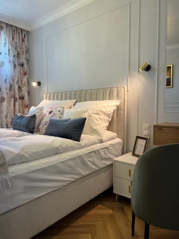 拉多姆Bella Casa Luxury Apartament的卧室配有白色的床和枕头。